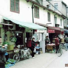 住宅の傍には市場がある。