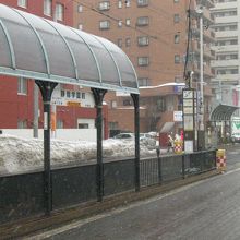 すすきの方面ホームに横断歩道がありません。ご注意下さい。