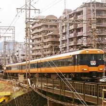 河内国分駅を通過する近鉄特急。