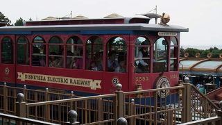 有用な園内移動手段。歩くことが多い中で、座っての移動は楽。