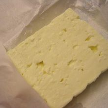 現地の人の真似をして買ったフェタチーズ。しょっぱかったです。