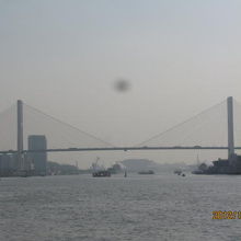 右が浦西、左が浦東、黄浦江に架かる南浦大橋。