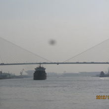 橋の下を大型船が通ります。