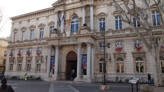 時計台広場にあるネオクラシックの市庁舎