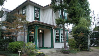 住宅地にたたずむ洋館