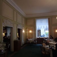 ロビーの反対側。朝はここも朝食会場になります。