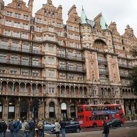 ラッセルスクエアからの外観です。