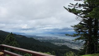 琵琶湖を見下ろせます。