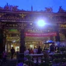 皆が真剣に祈りを奉げるご本尊を祀る入って正面の廟