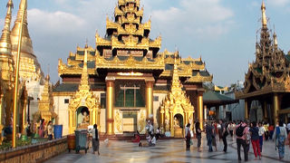 夜はびっくり奇想天外寺院に