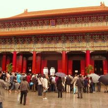 行進の始まりは霊廟の前より