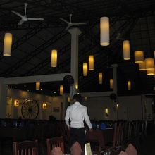 店内はとにかく広い。料理を取りに行くのが面倒になるほど・・・