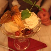 バニラアイスのはちみつ添え