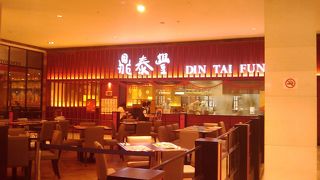 パビリオンの奥まった所ですが、味が良い有名店で人気があります