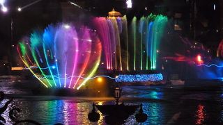 光り輝く水上ショー。ミラコスタからの眺めは素晴らしいです。