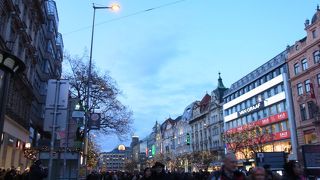 人が多く賑わう広場