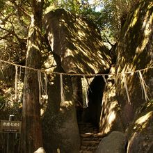 岩が落ちてきそう