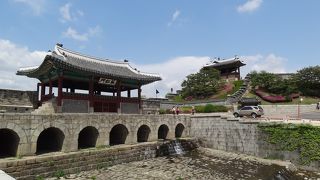 水原川が流れる7つのアーチ型水門が特徴