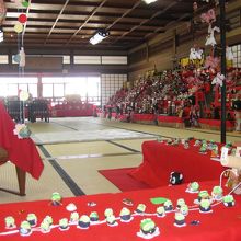 色々なお雛さま！　試着して記念撮影できるよ！