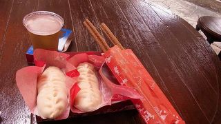 ギョウザドッグとミッキーチュロスが美味しい店。ビールも売ってるよ。