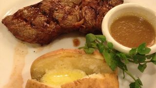 サーロインステーキと新鮮な野菜を食べてください。