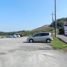 コスモス時期には無料駐車場も設けられます