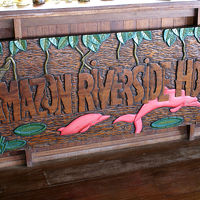 アマゾン川の川イルカの刻まれたレリーフ兼看板