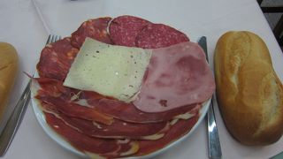 壁一面に生ハムの