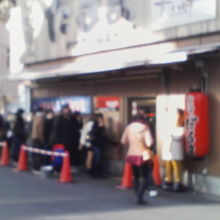 外でも、また中でも待たされます。