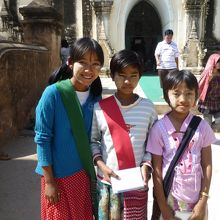寺院の前で出会った子供たち