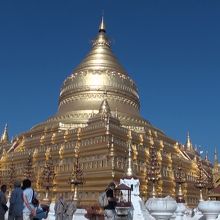 黄金の仏塔が美しい寺院