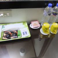 水・お茶・コーヒー・ポット完備・コップもある