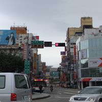 新竹駅をでて右へ。右側のSOGOの左の道へ