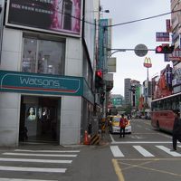 ホテルの有る道路の入口付近。左側に屋台とかが出ている