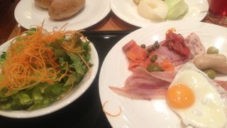 朝食ビュッフェ、その品数の豊富さは、ホテルニューオータニ随一