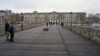 歩行者用の橋　シテ島はここからながめるとよいですよ