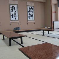 休憩用の大広間　持ち込み自由　お茶と水有り