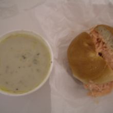 オイスターバーのクラムチャウダーと一緒に食べました！