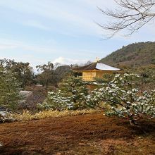 北側（後ろ）の雪は最後まで残る。
