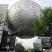 球体が目立つ科学美術館