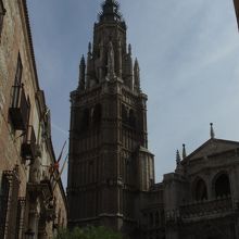 ひときわ目立つ高い鐘楼