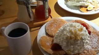 生クリームがこんもりパンケーキ