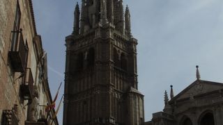 緻密な装飾が施された芸術的なカテドラル