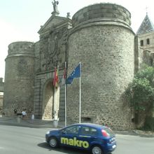 かなり重厚感のある門です