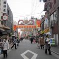 餅菓子屋、煎餅屋、蕎麦屋、おばあちゃん向けの洋服が並ぶ活気のある商店街