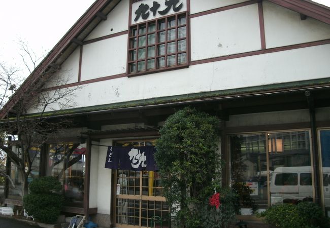 古民家風の大きなうどん屋さん