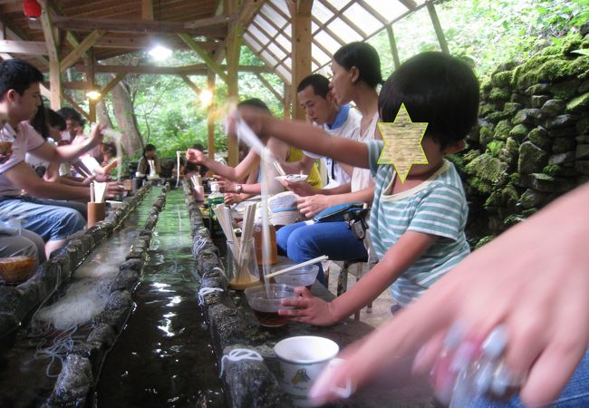 冷たい湧水で流しそうめん