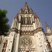 ヒンズー世界の中でひときわ清清しいゴチック様式のキリスト教会、聖ジョセフ・カレッジ教会