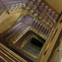 ホテル内の階段。きしむところも