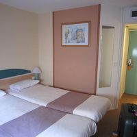 小柄な日本人でも狭いと感じる部屋です